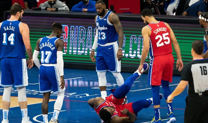 Zákerný úder do slabín potrestaný, LeBronovi Jamesovi faul prešiel